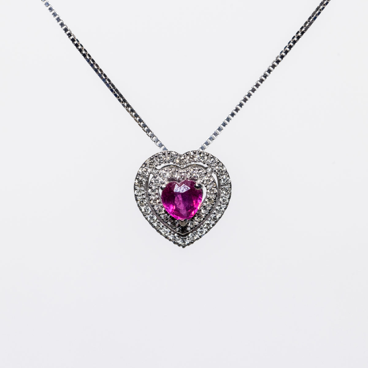 Collana in Oro Bianco 18 Kt Forma a Cuore Pave&#39; con Doppio Giro di Diamanti e Rubino Centrale