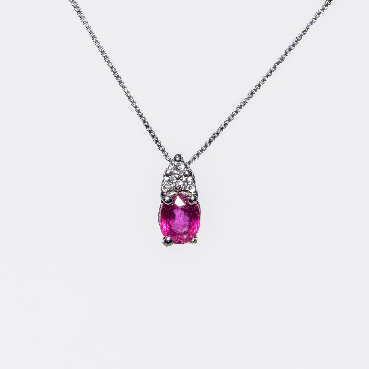 Collana in Oro Bianco 18 Kt con Ciondolo Rubino e Diamanti