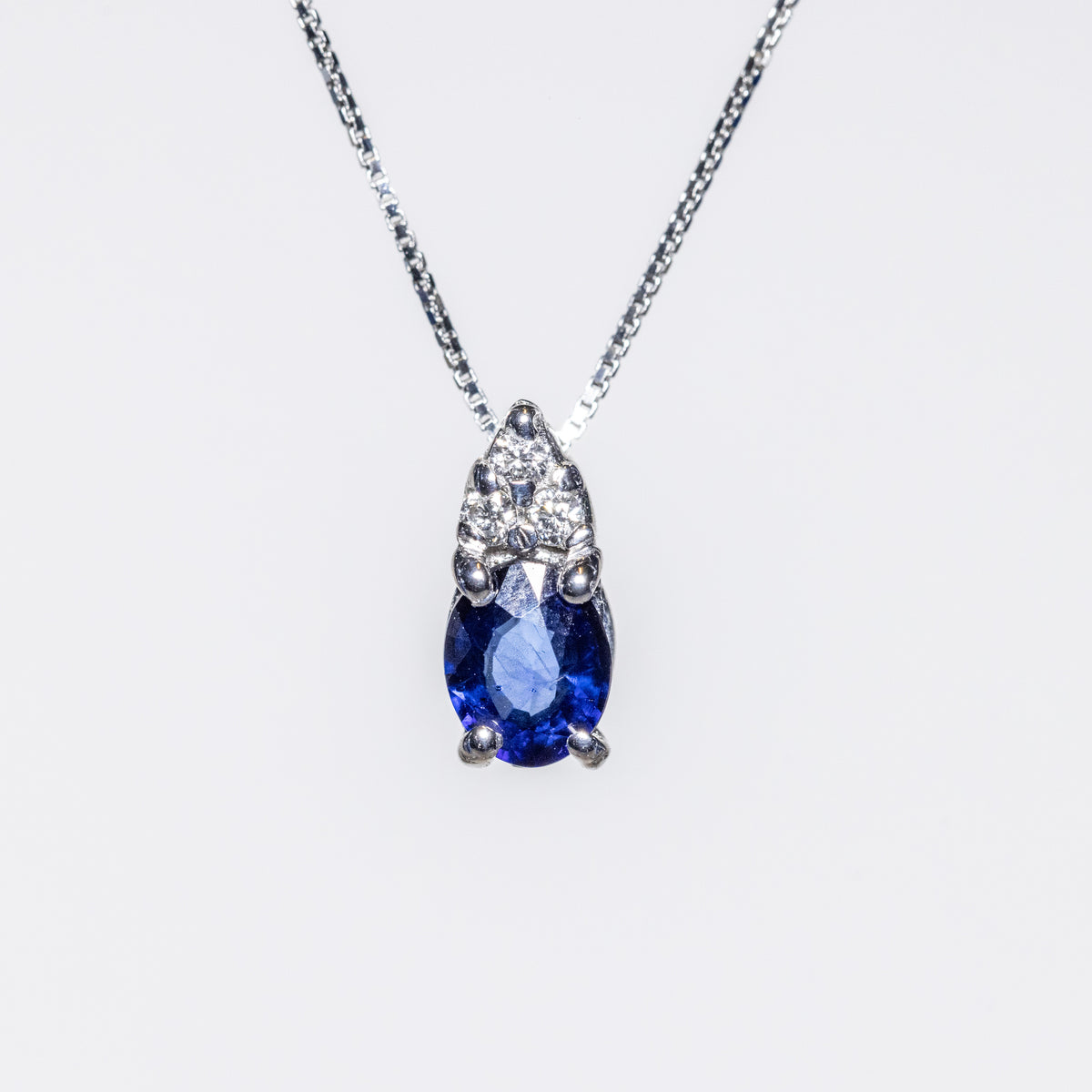 18K White Gold Necklace with Sapphire and Diamond Pendant