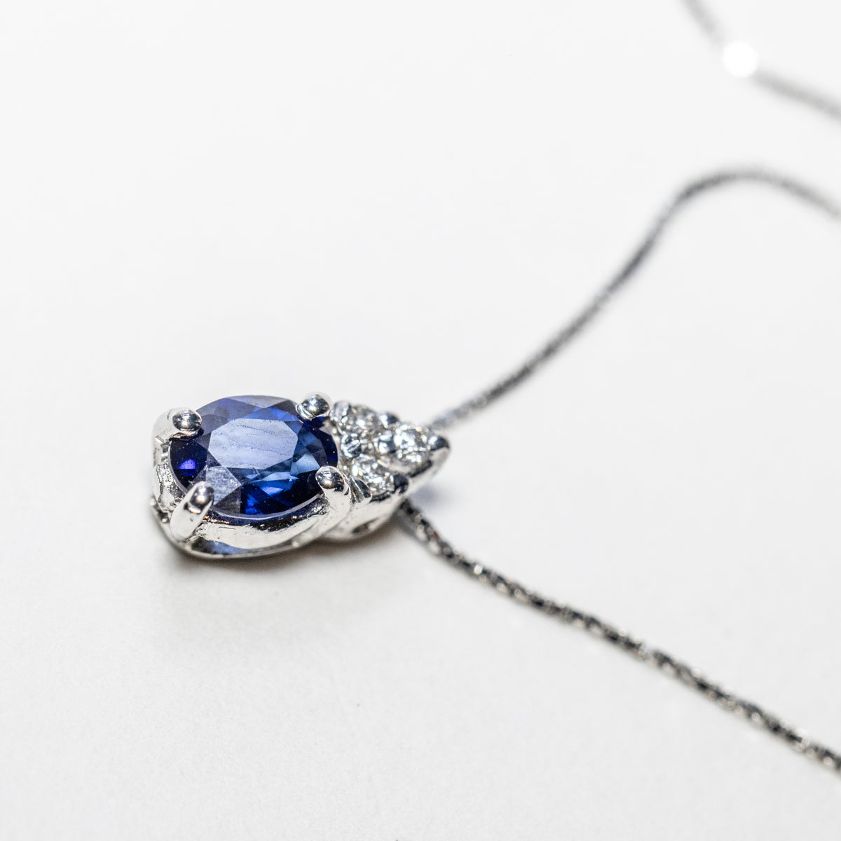 18K White Gold Necklace with Sapphire and Diamond Pendant