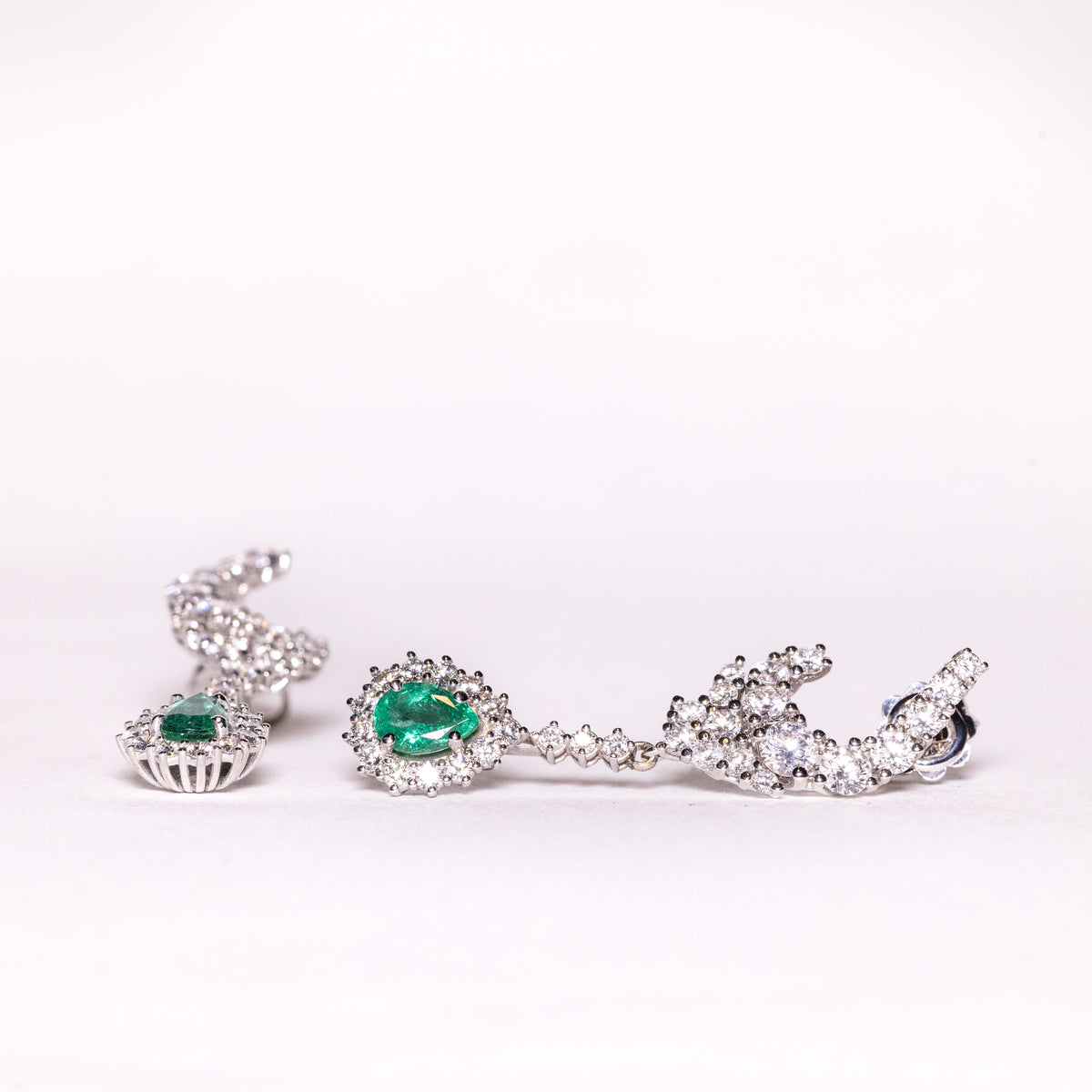 18kt white gold earrings with drop-shaped emeralds surrounded by diamonds