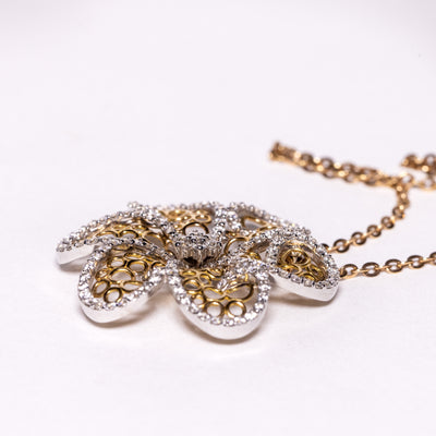 Collier Essence in oro bianco e giallo 18 kt con petali in diamanti e oro a forma cerchiata (creazione unica)