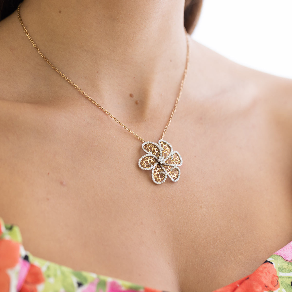 Essence necklace in 18 kt white and yellow gold with diamond and gold petals in a circle shape (unique creation)