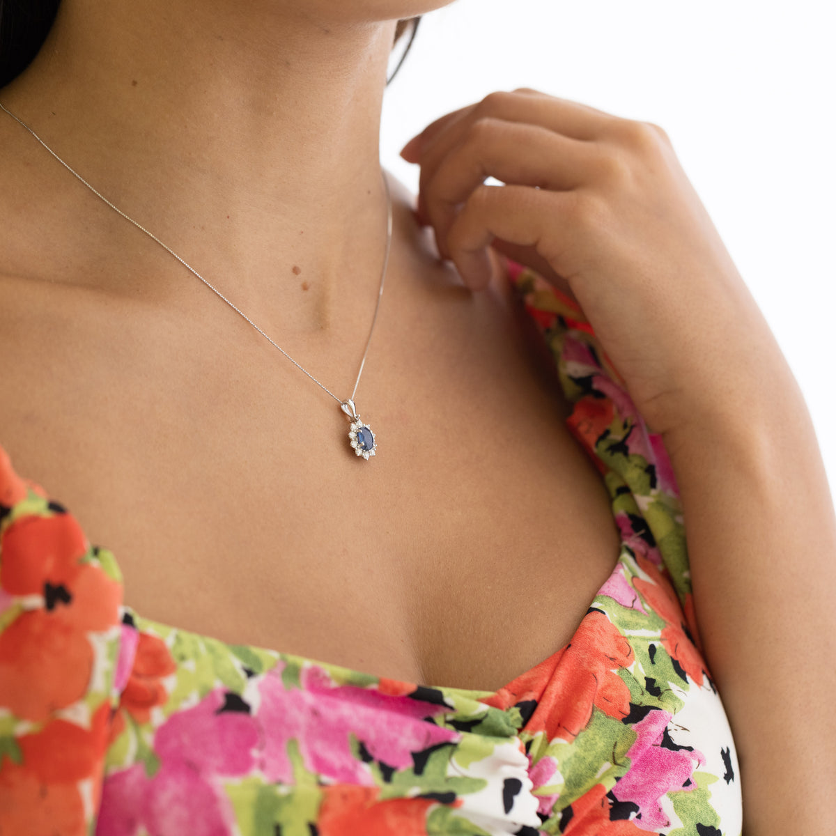 18kt white gold necklace and pendant with sapphire surrounded by diamonds