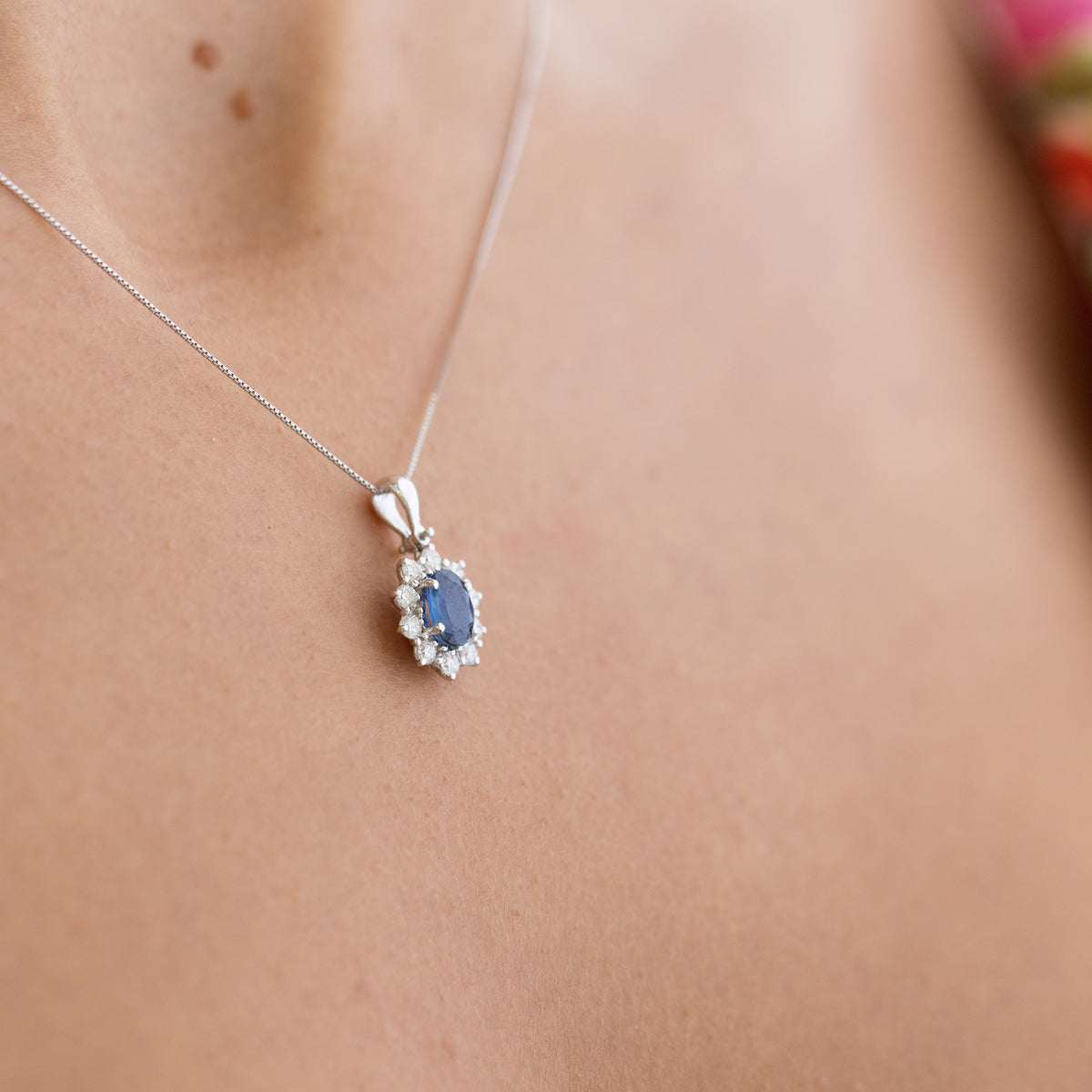 18kt white gold necklace and pendant with sapphire surrounded by diamonds