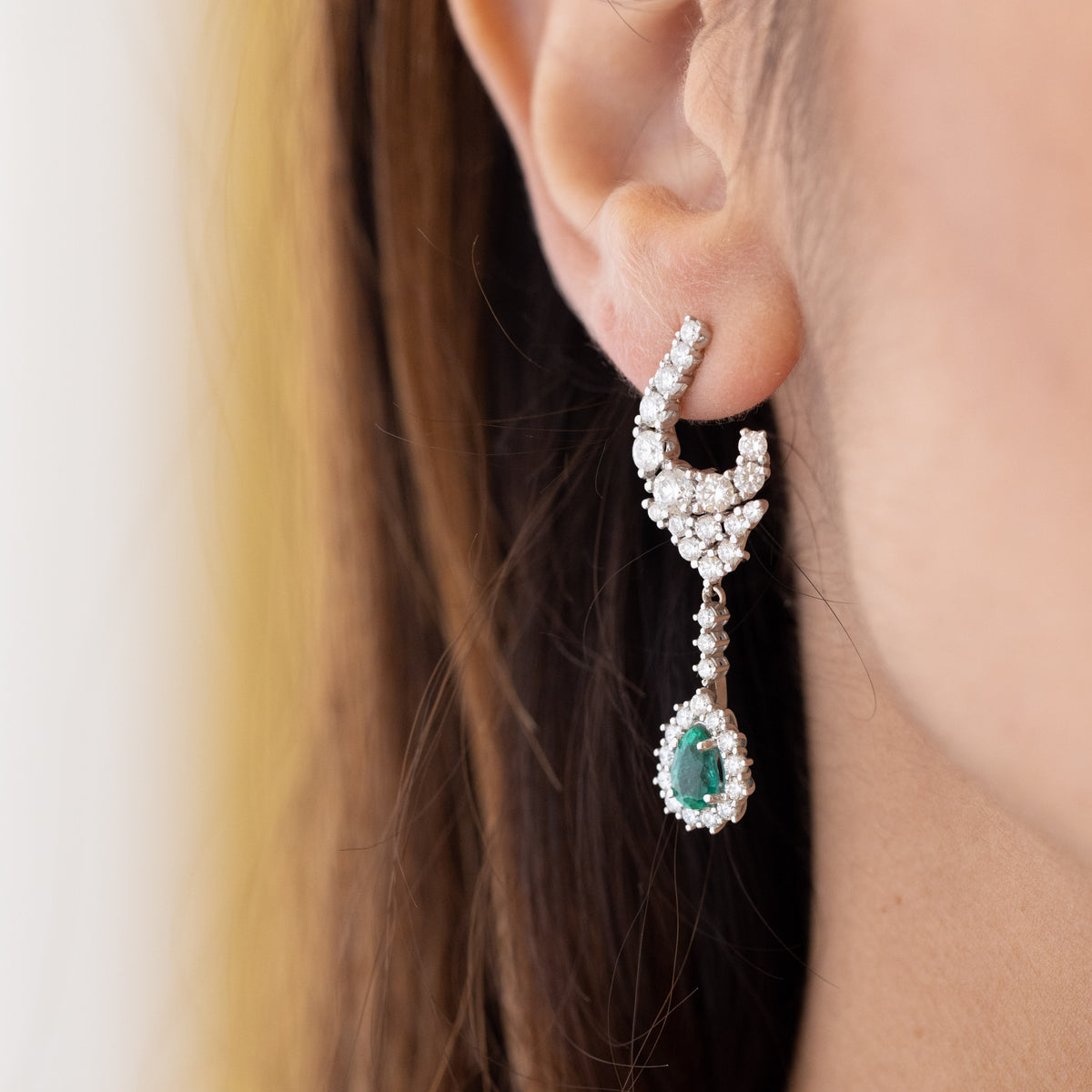 18kt white gold earrings with drop-shaped emeralds surrounded by diamonds