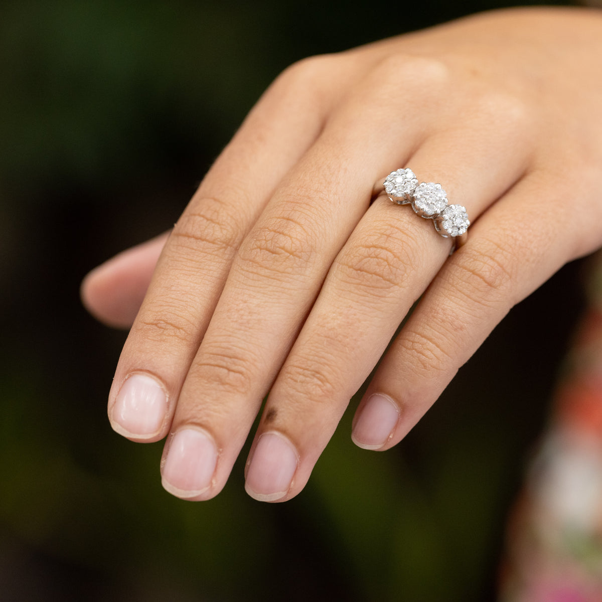 Anello Trilogy in oro bianco 18kt in pavè di diamanti