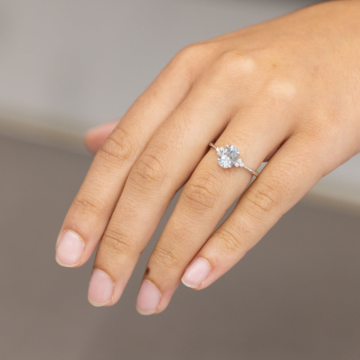 18kt white gold ring with aquamarine and side diamonds 