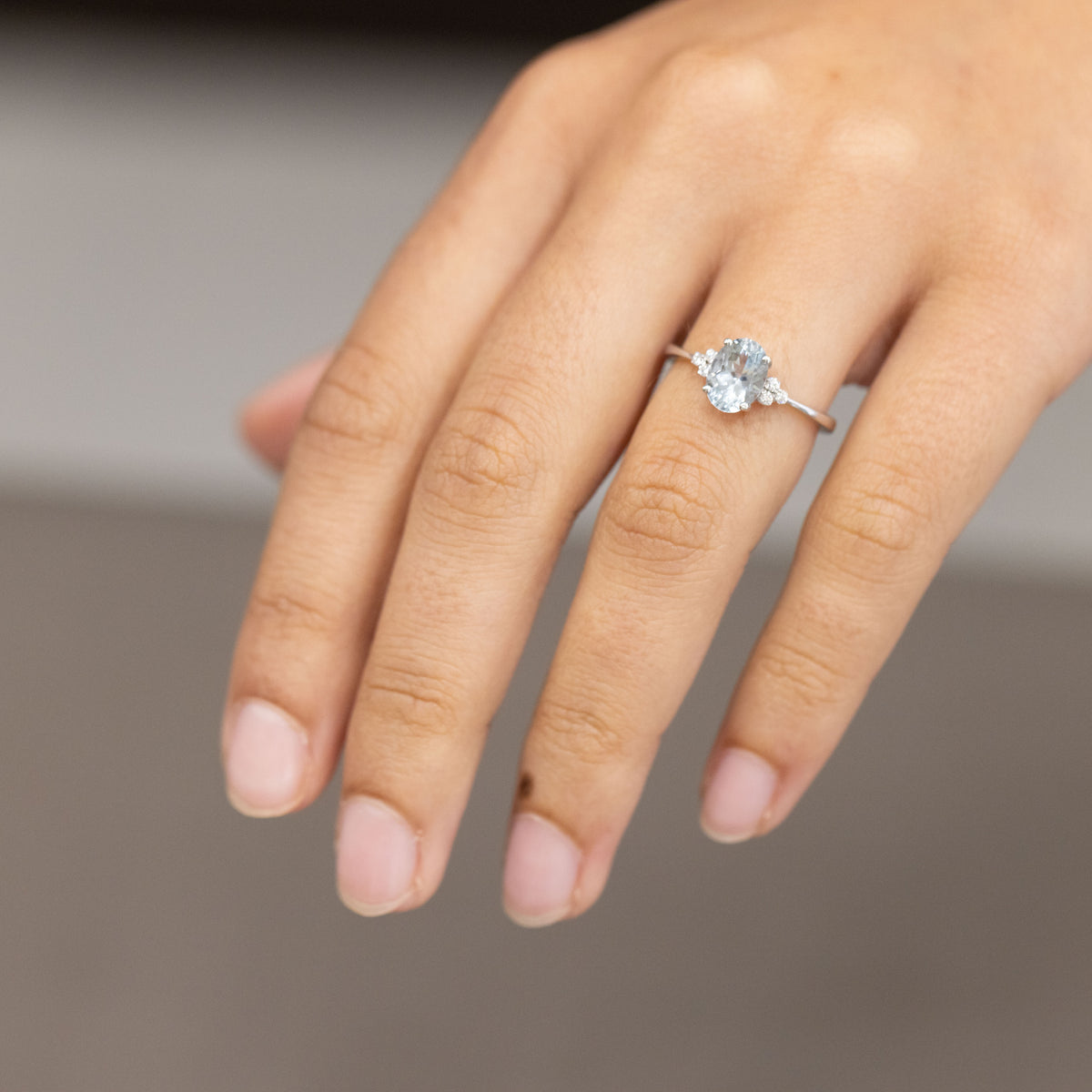 18kt white gold ring with aquamarine and side diamonds 