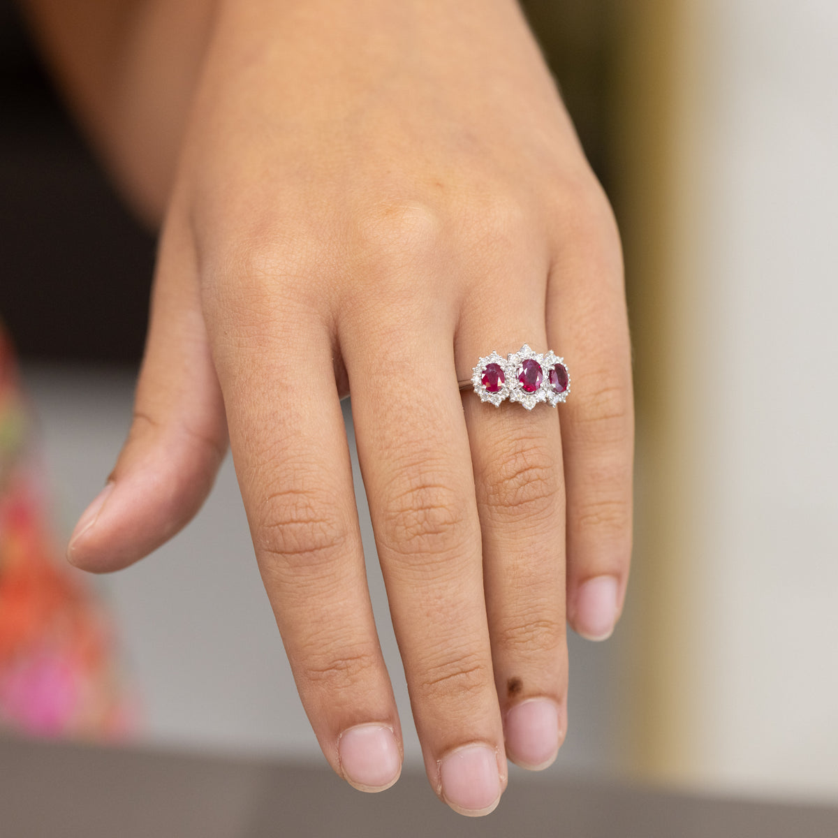 Anello Trilogy in oro bianco 18 kt con Rubini contornati da diamanti