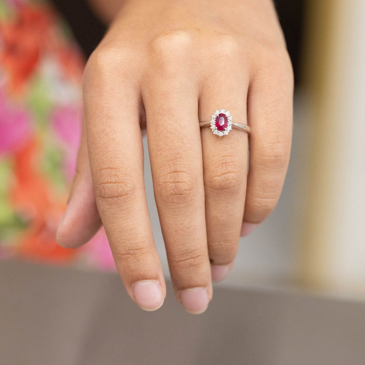 Anello in oro bianco 18 kt con Rubino da 0,52 kt contornato da diamanti