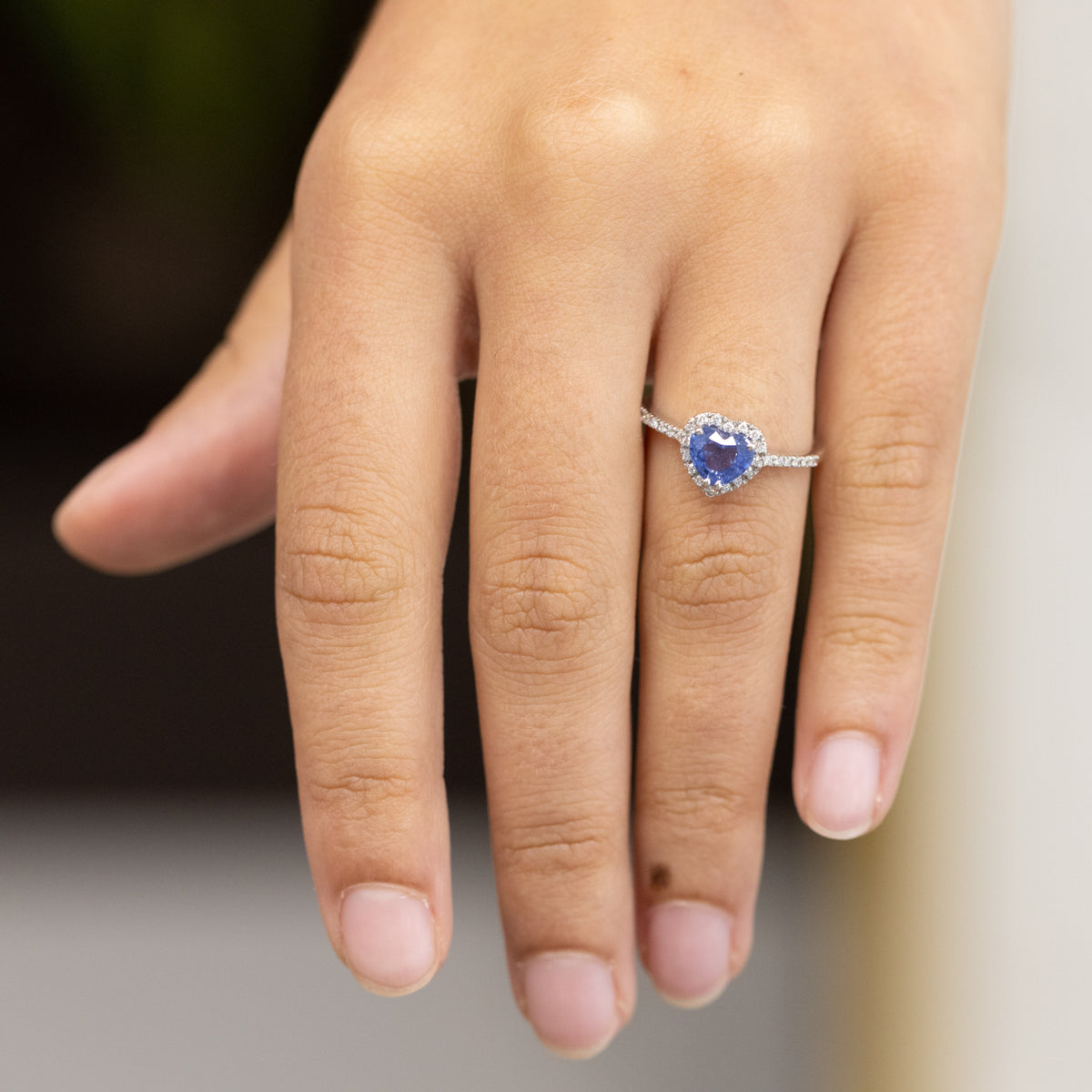 Anello in oro bianco 18 kt con Zaffiro a forma di cuore contornato di diamanti