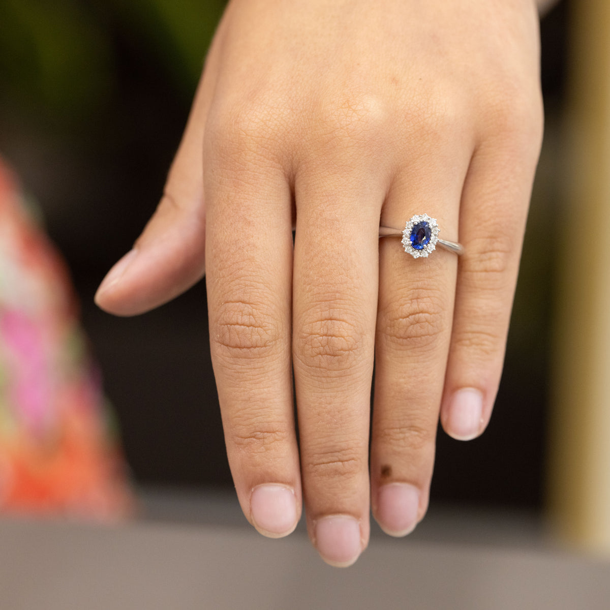 Anello in oro bianco 18 kt con Zaffiro contornato di diamanti