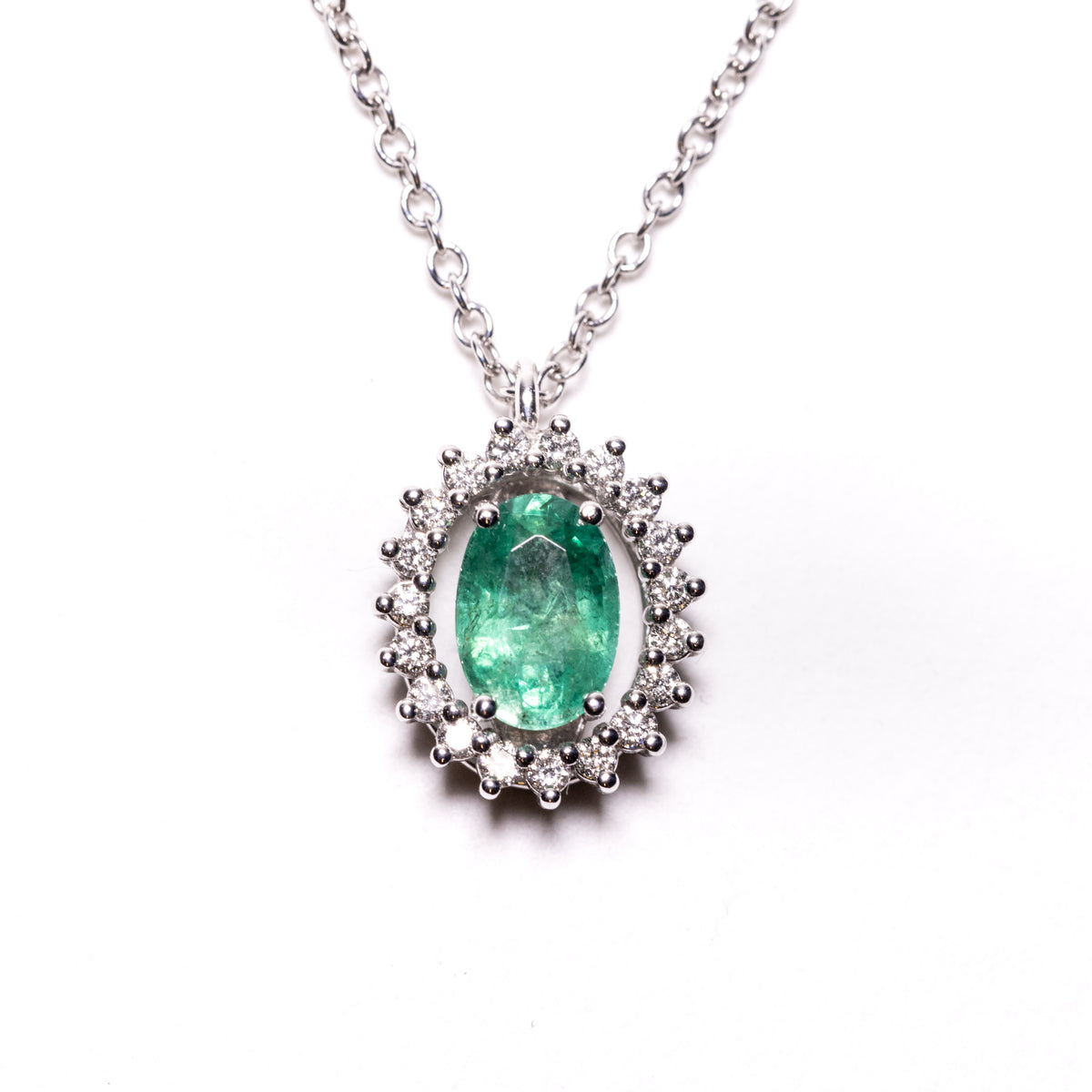 Collana in oro bianco 18 kt con Smeraldo centrale contornato Diamanti. Montatura fantasia