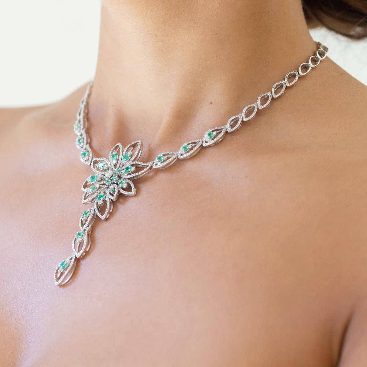 18kt White Gold Collier Necklace with Brilliant Cut Diamonds and Oval Cut Emeralds