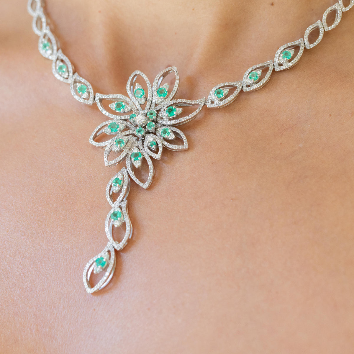 18kt White Gold Collier Necklace with Brilliant Cut Diamonds and Oval Cut Emeralds