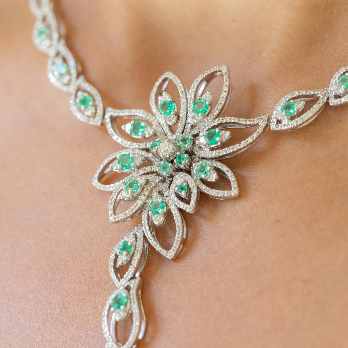 18kt White Gold Collier Necklace with Brilliant Cut Diamonds and Oval Cut Emeralds