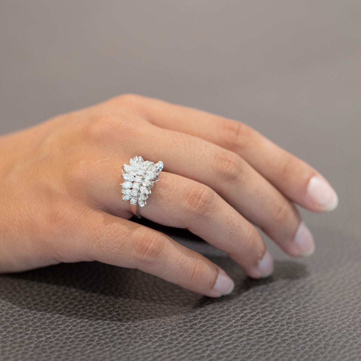 Anello in Oro Bianco 18 kt con Diamanti Taglio Brillanti Centrali e Diamanti Taglio Pera Laterali