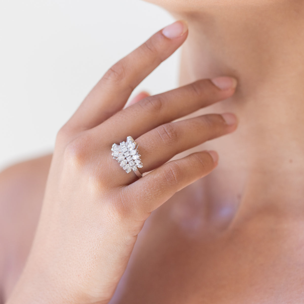 Anello in Oro Bianco 18 kt con Diamanti Taglio Brillanti Centrali e Diamanti Taglio Pera Laterali