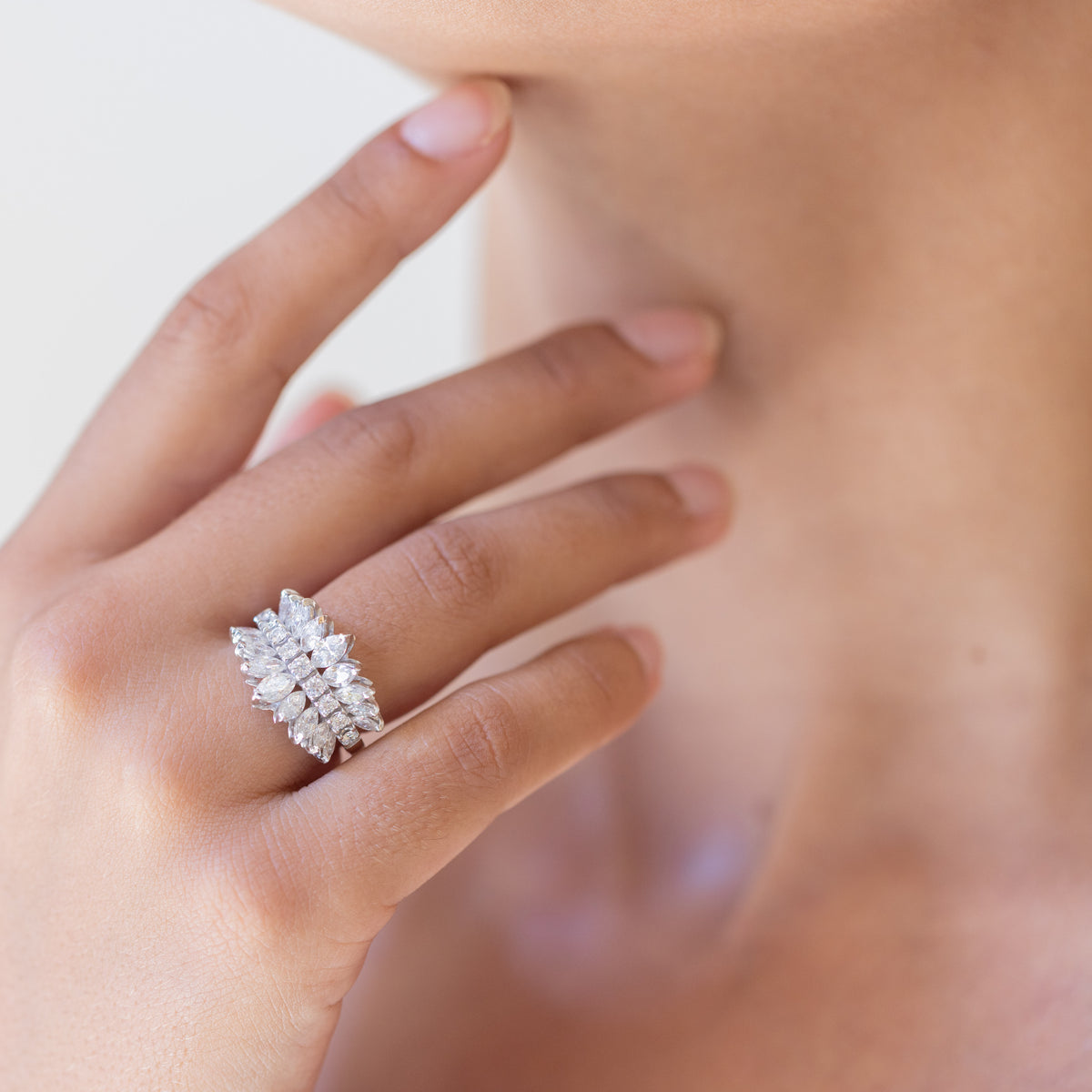 Anello in Oro Bianco 18 kt con Diamanti Taglio Brillanti Centrali e Diamanti Taglio Pera Laterali