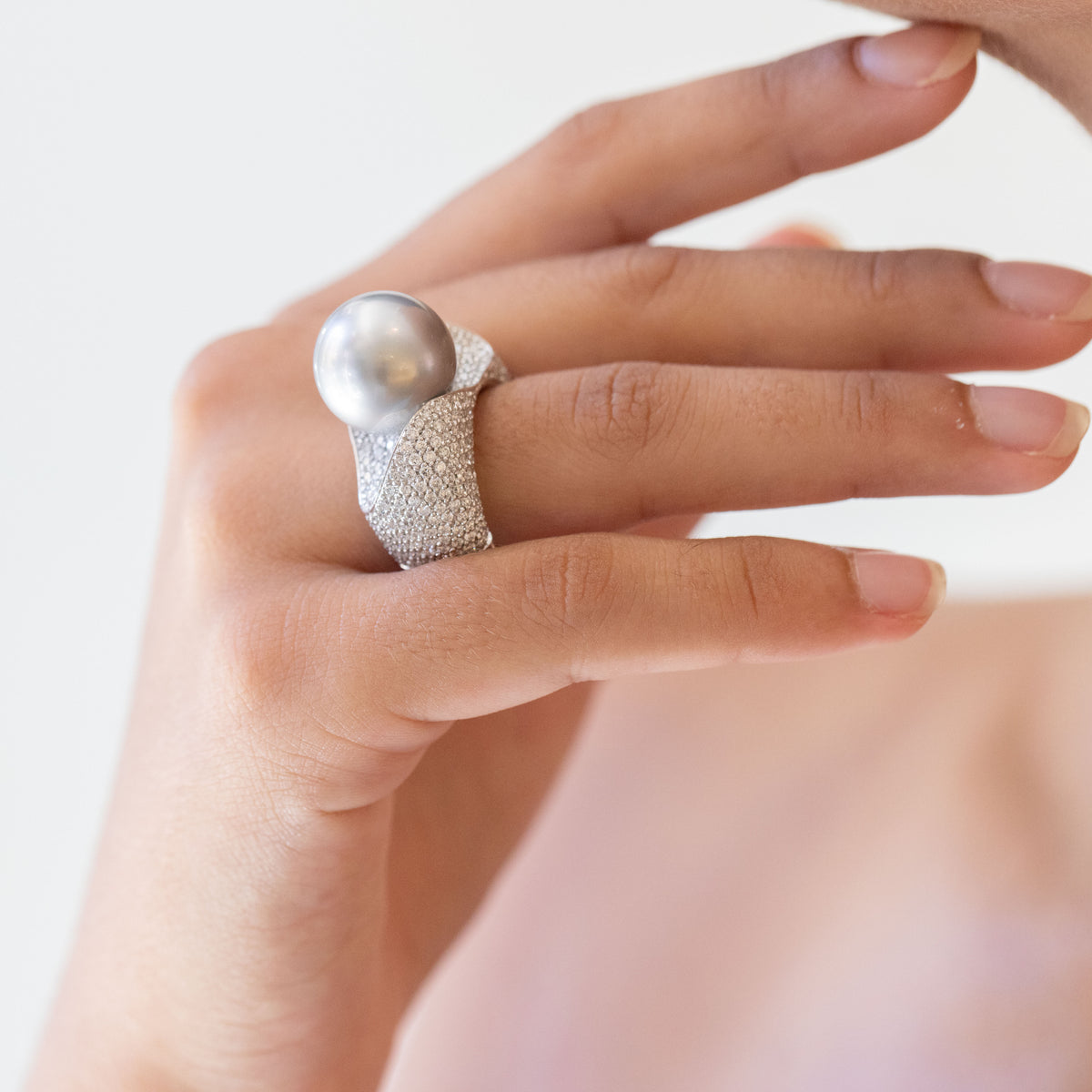 18kt White Gold Band Ring with Central Tahitian Pearl and Diamonds