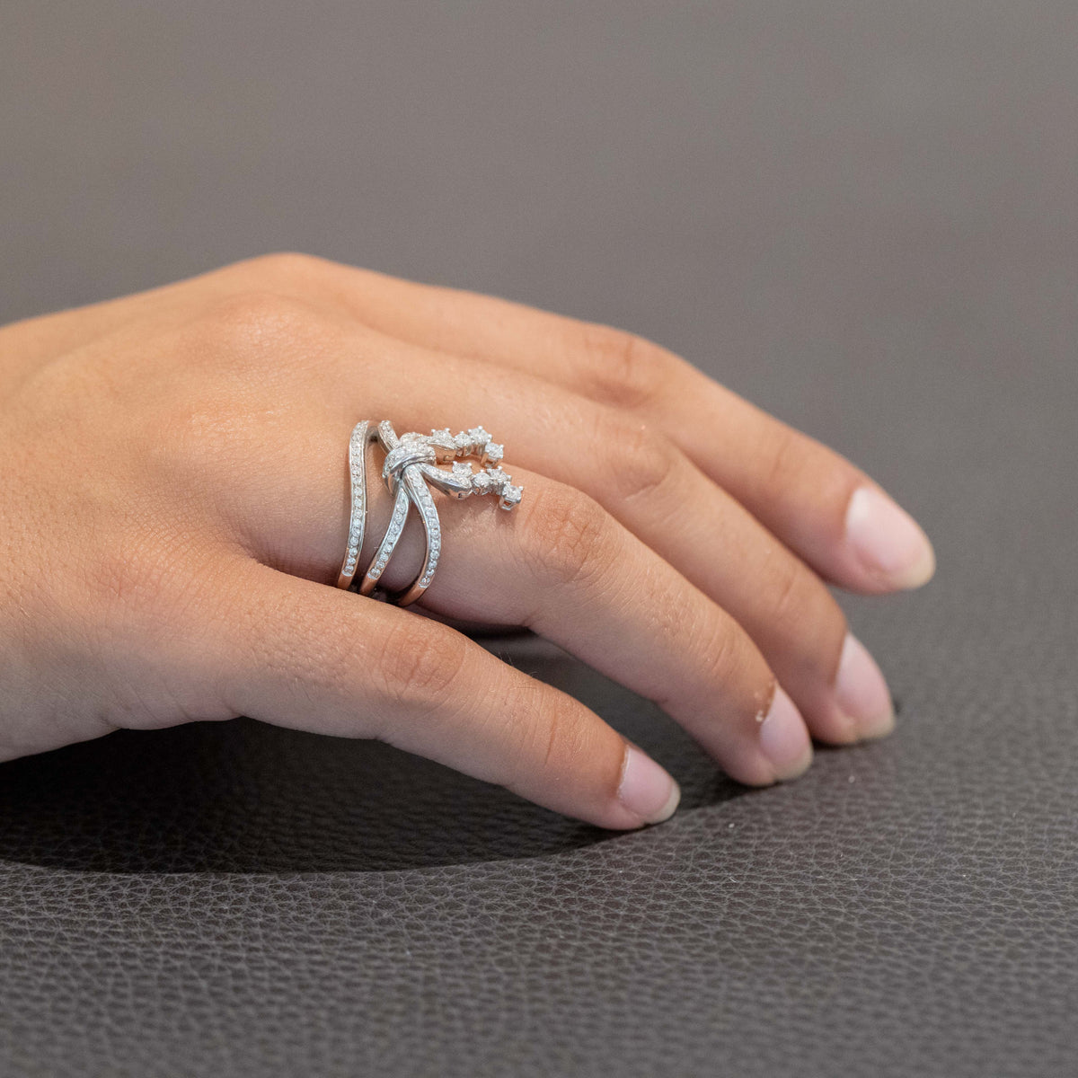 Luxury Band Ring in 18kt White Gold with Round Brilliant Cut Diamonds