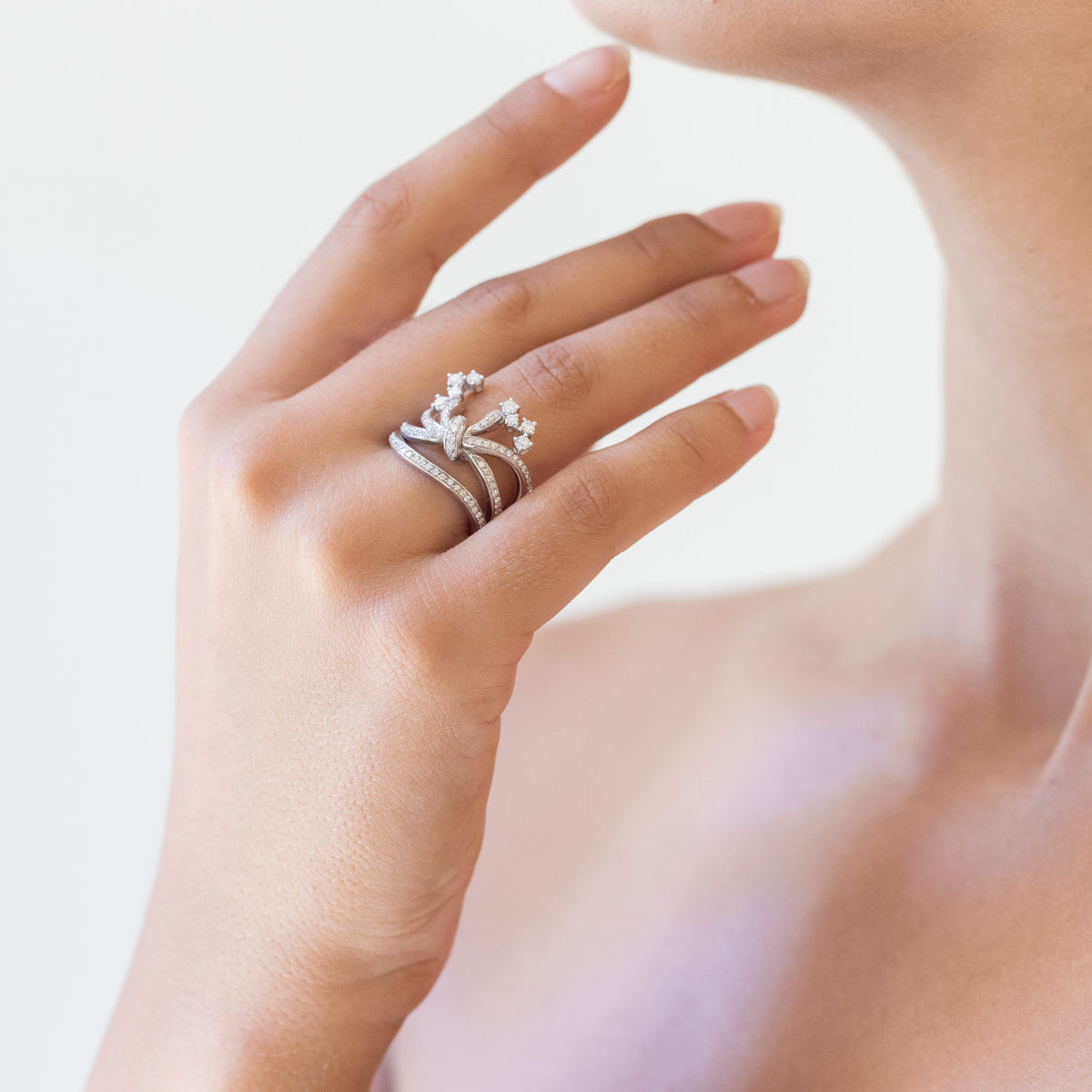 Luxury Band Ring in 18kt White Gold with Round Brilliant Cut Diamonds