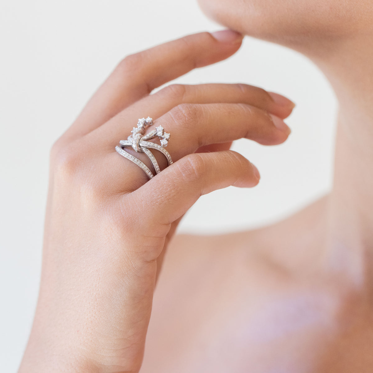 Luxury Band Ring in 18kt White Gold with Round Brilliant Cut Diamonds