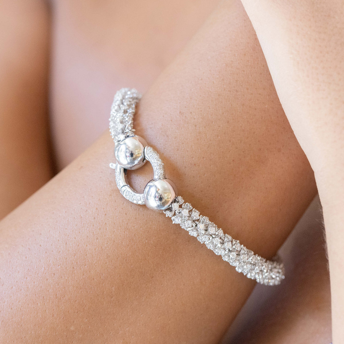 Bracciale Luxury in Oro Bianco 18 kt con Diamanti da 9kt Taglio Rotondo Brillante e Chiusura Bracciale in Oro Bianco (Creazione Unica)