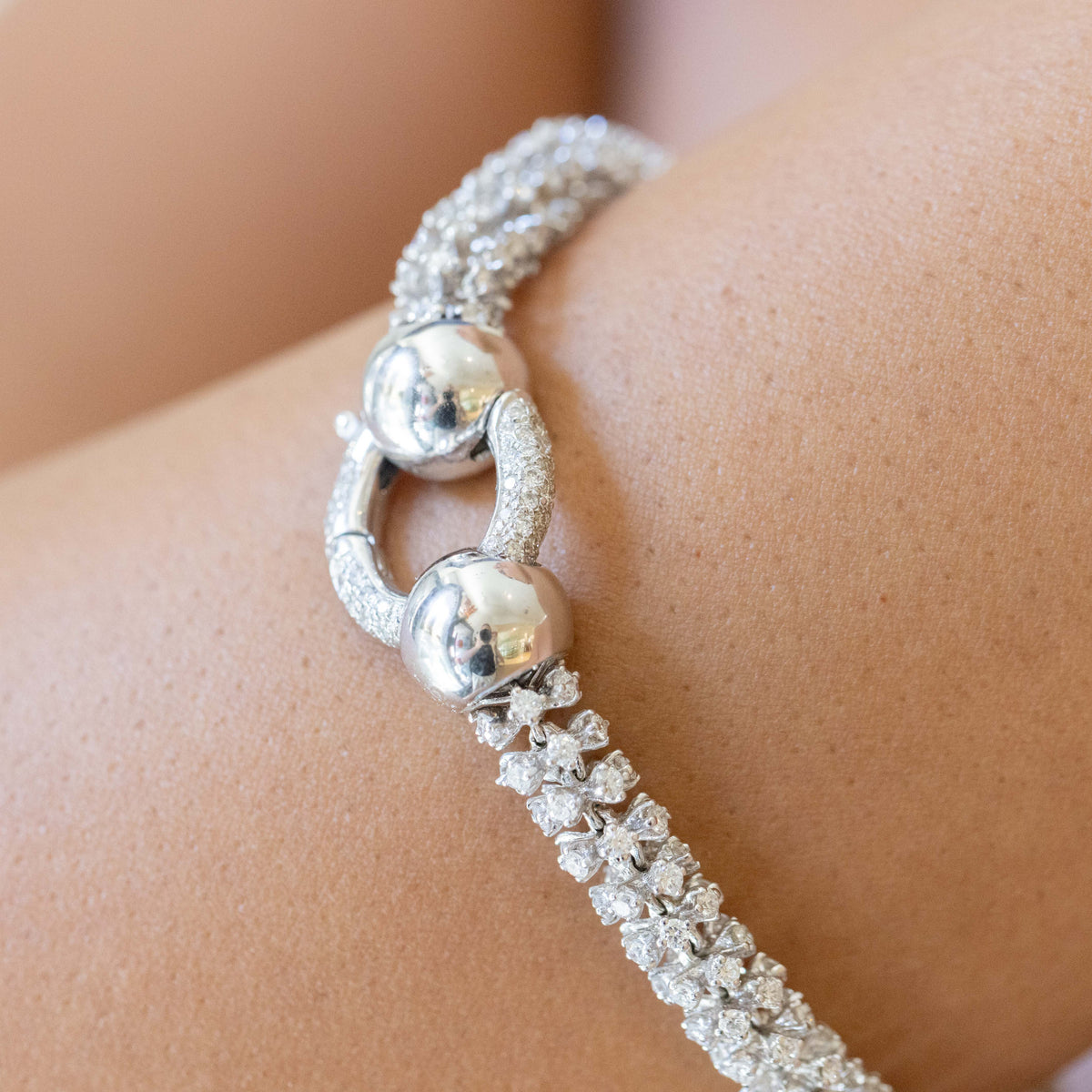 Bracciale Luxury in Oro Bianco 18 kt con Diamanti da 9kt Taglio Rotondo Brillante e Chiusura Bracciale in Oro Bianco (Creazione Unica)