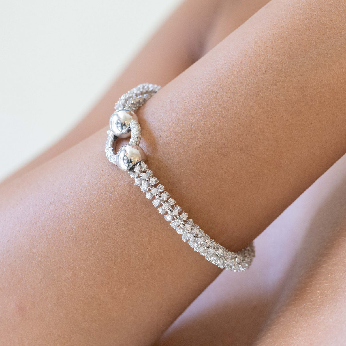 Bracciale Luxury in Oro Bianco 18 kt con Diamanti da 9kt Taglio Rotondo Brillante e Chiusura Bracciale in Oro Bianco (Creazione Unica)