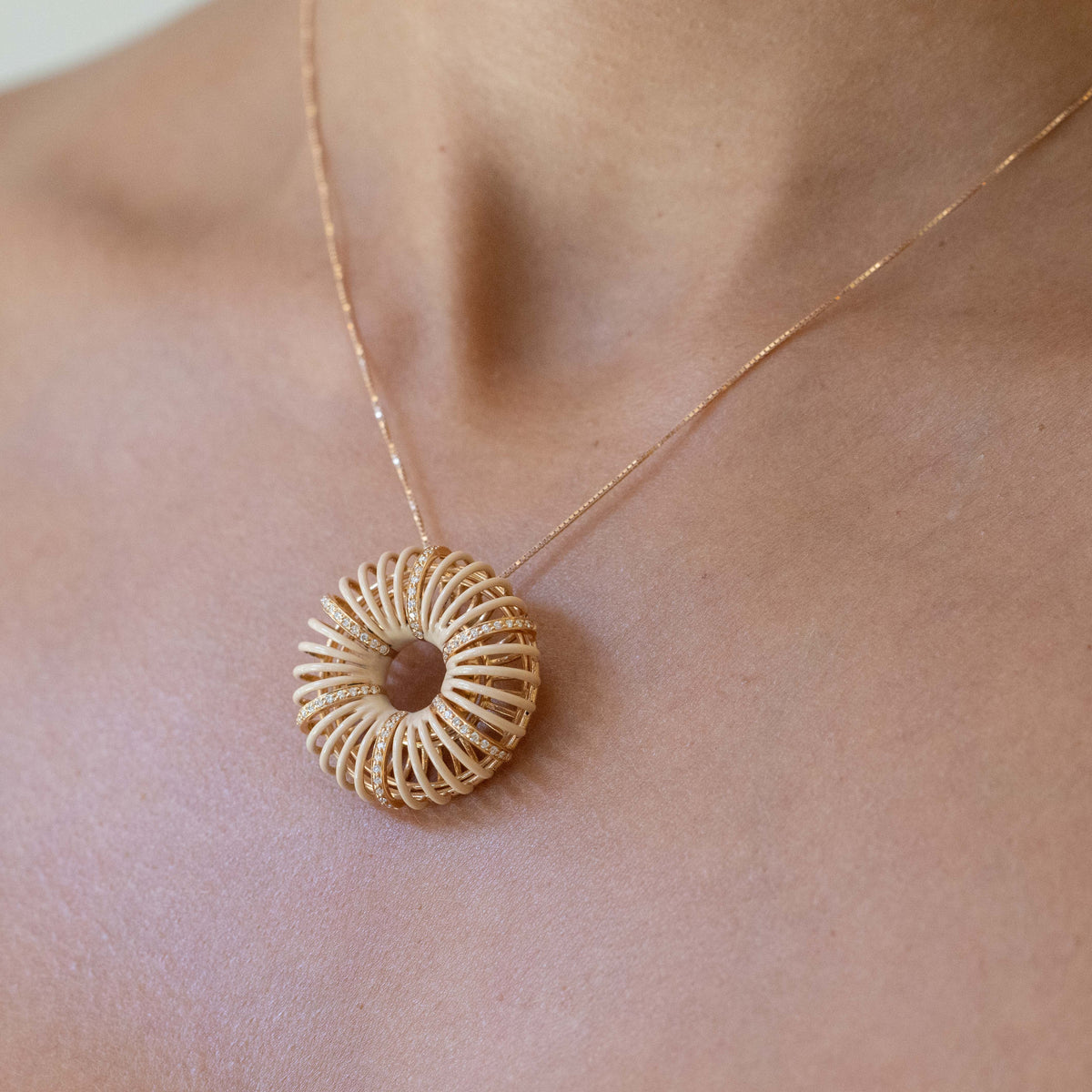 18kt Yellow Gold and Ceramic Circle Shape Pendant Necklace with Diamond Outline