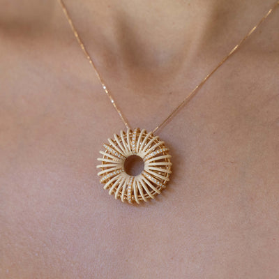 Collana Pendente Forma Cerchio in Oro Giallo 18kt e Ceramica in Superficie con Contorno in Diamanti