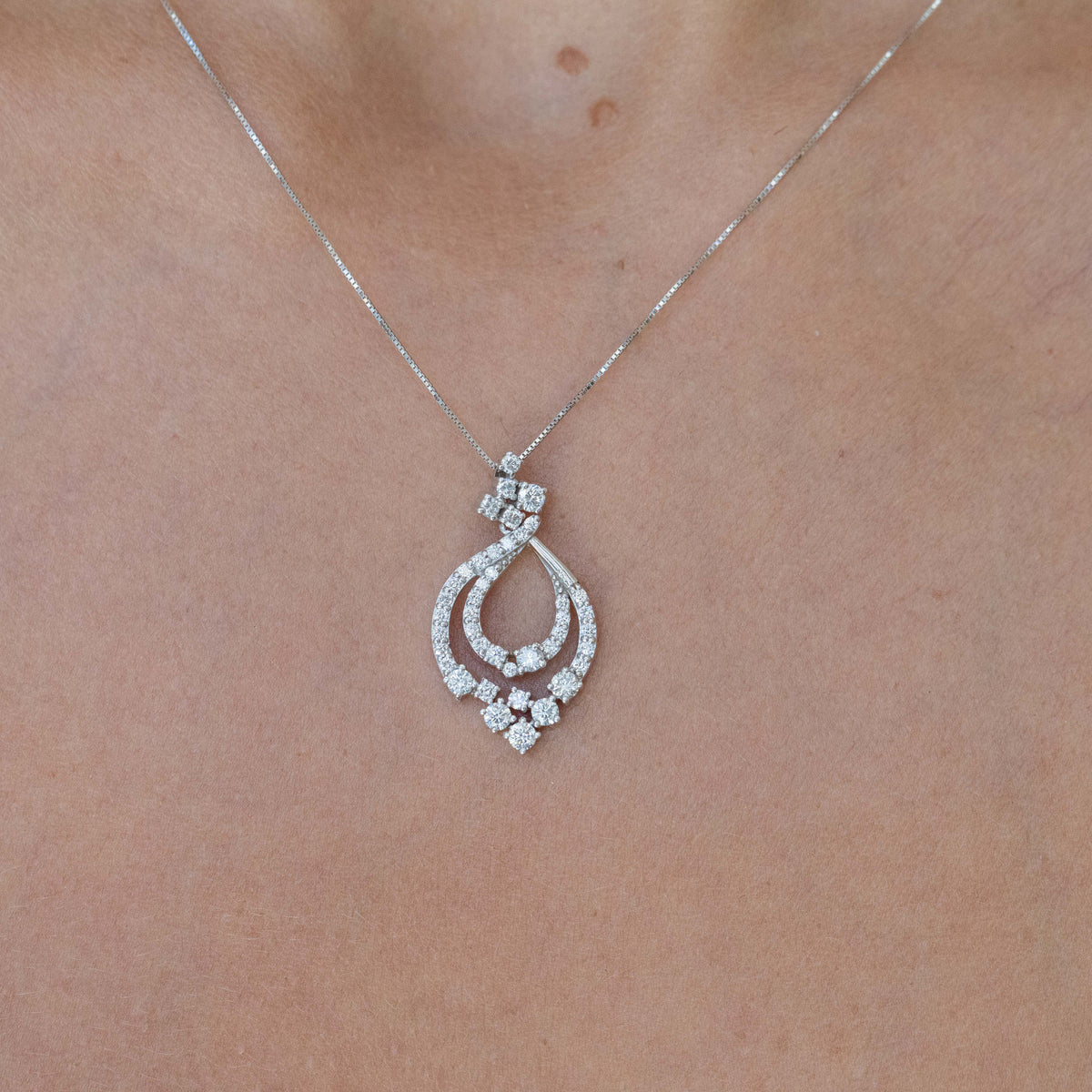 18kt White Gold Pendant Necklace with Round Brilliant Cut Diamonds