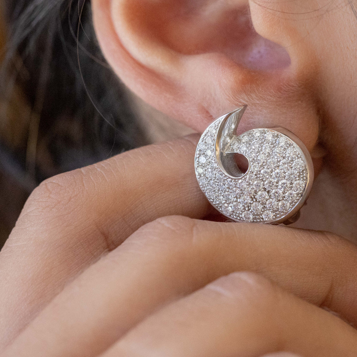 Luxury earrings in 18kt white gold studded with 2.34 kt diamonds