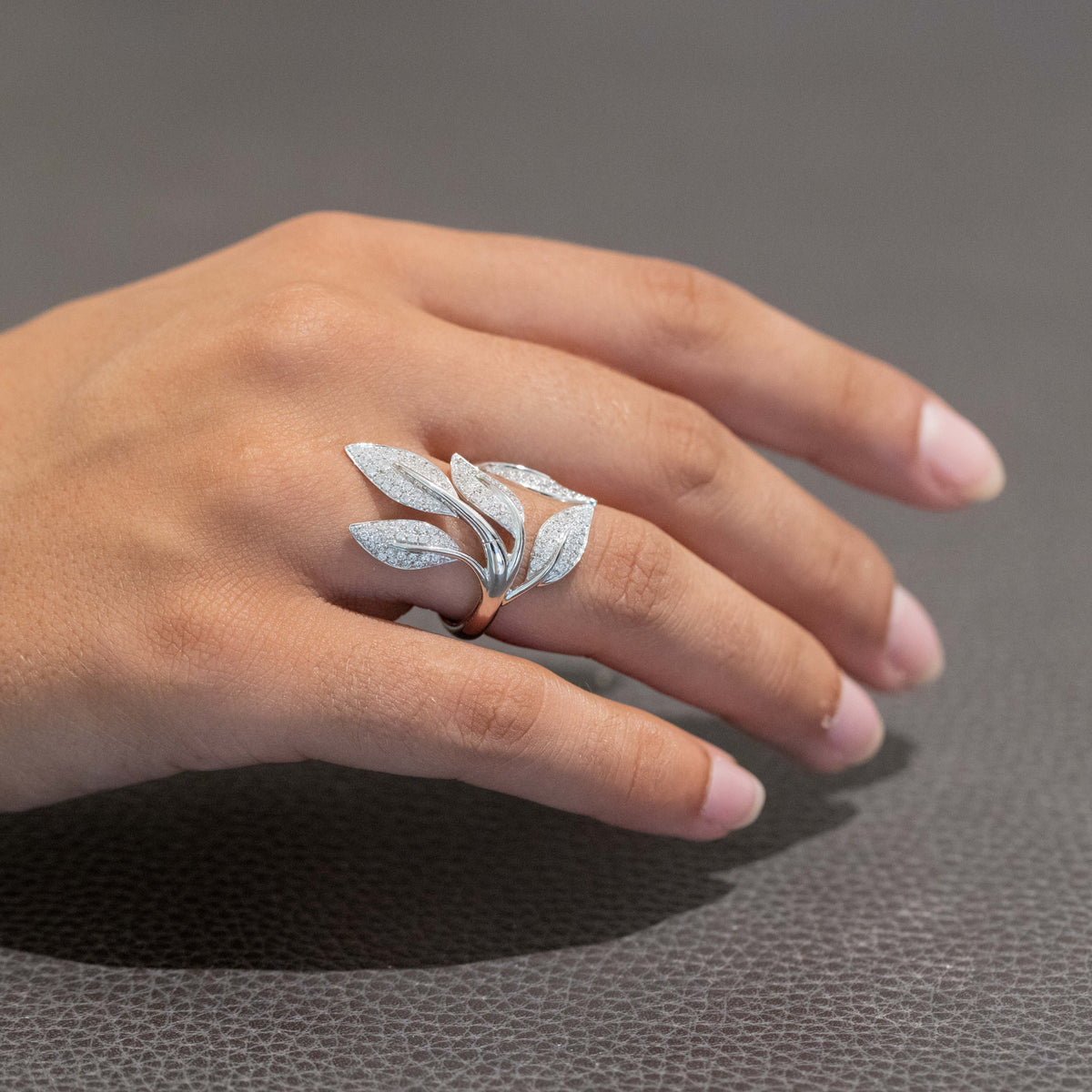 Anello Fantasia Foglia dorata in Oro Bianco 18kt in Diamanti Taglio Brillante