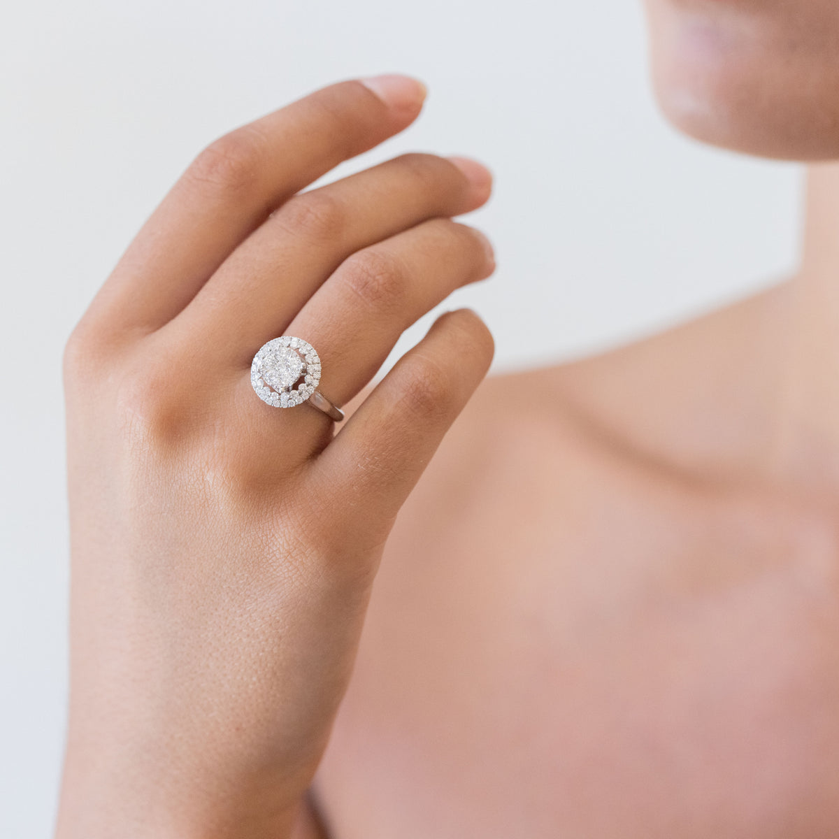 18KT White Gold Solitaire Ring with Central and Lateral Diamond Pavè