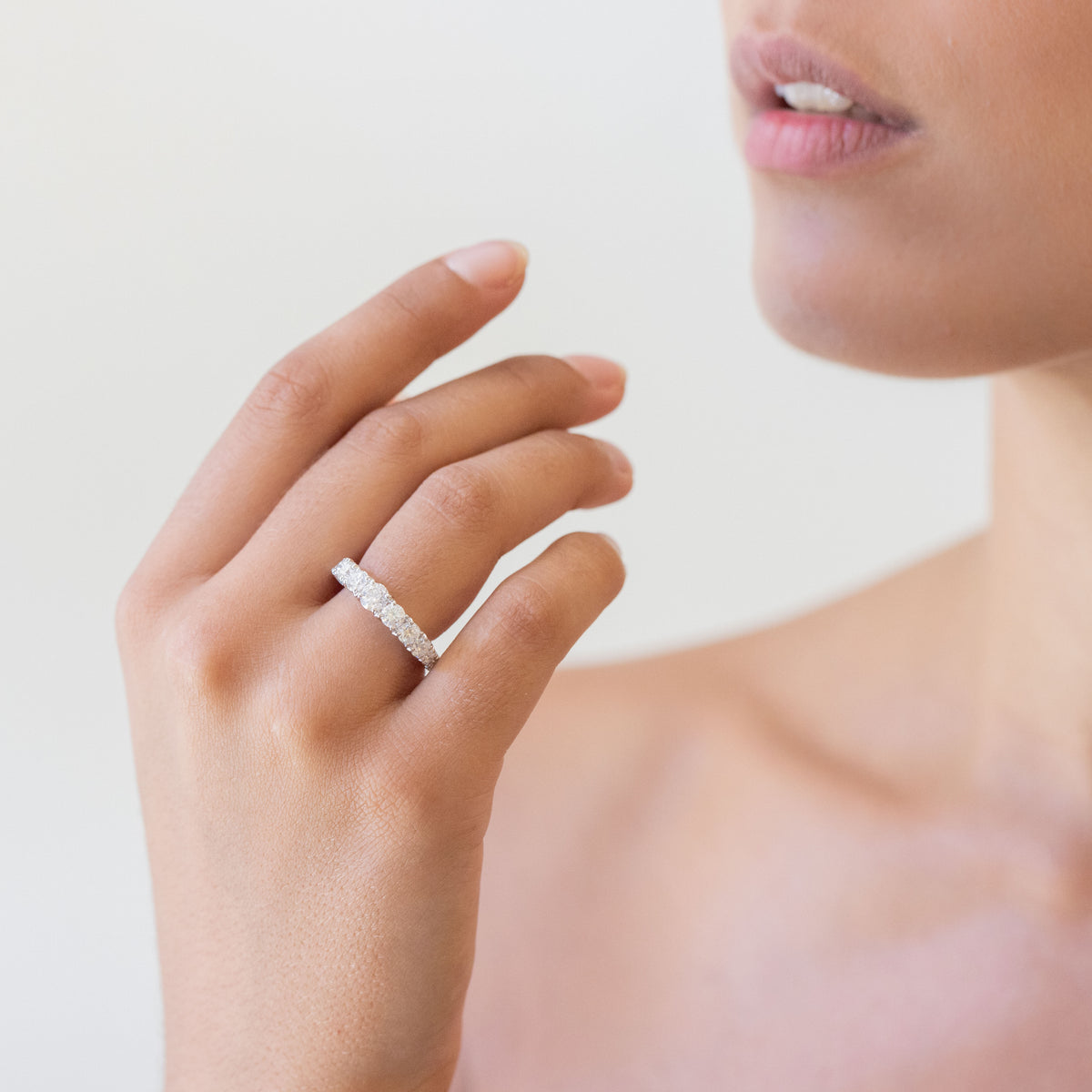 18KT White Gold Degradè Band Ring with Brilliant Cut Diamonds