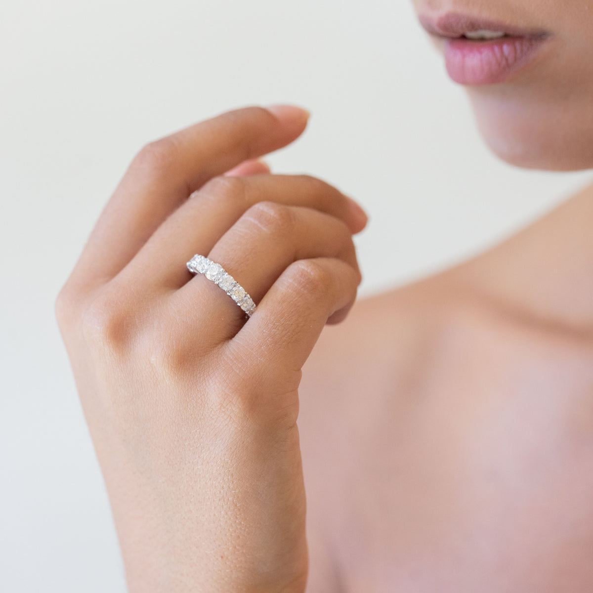 18KT White Gold Degradè Band Ring with Brilliant Cut Diamonds