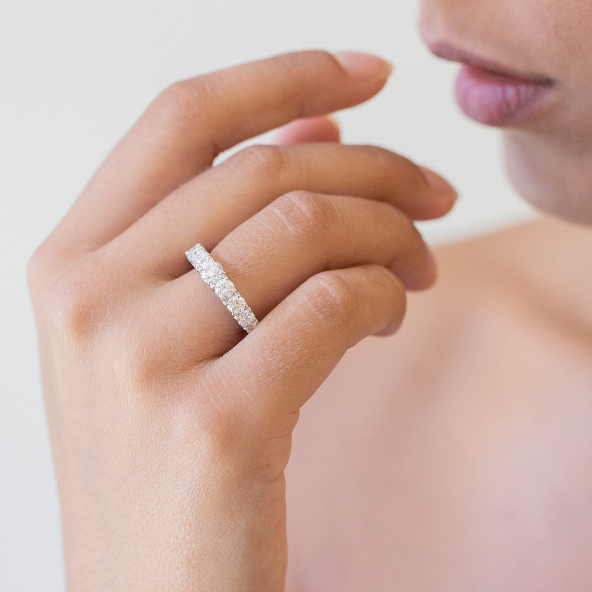 18KT White Gold Degradè Band Ring with Brilliant Cut Diamonds