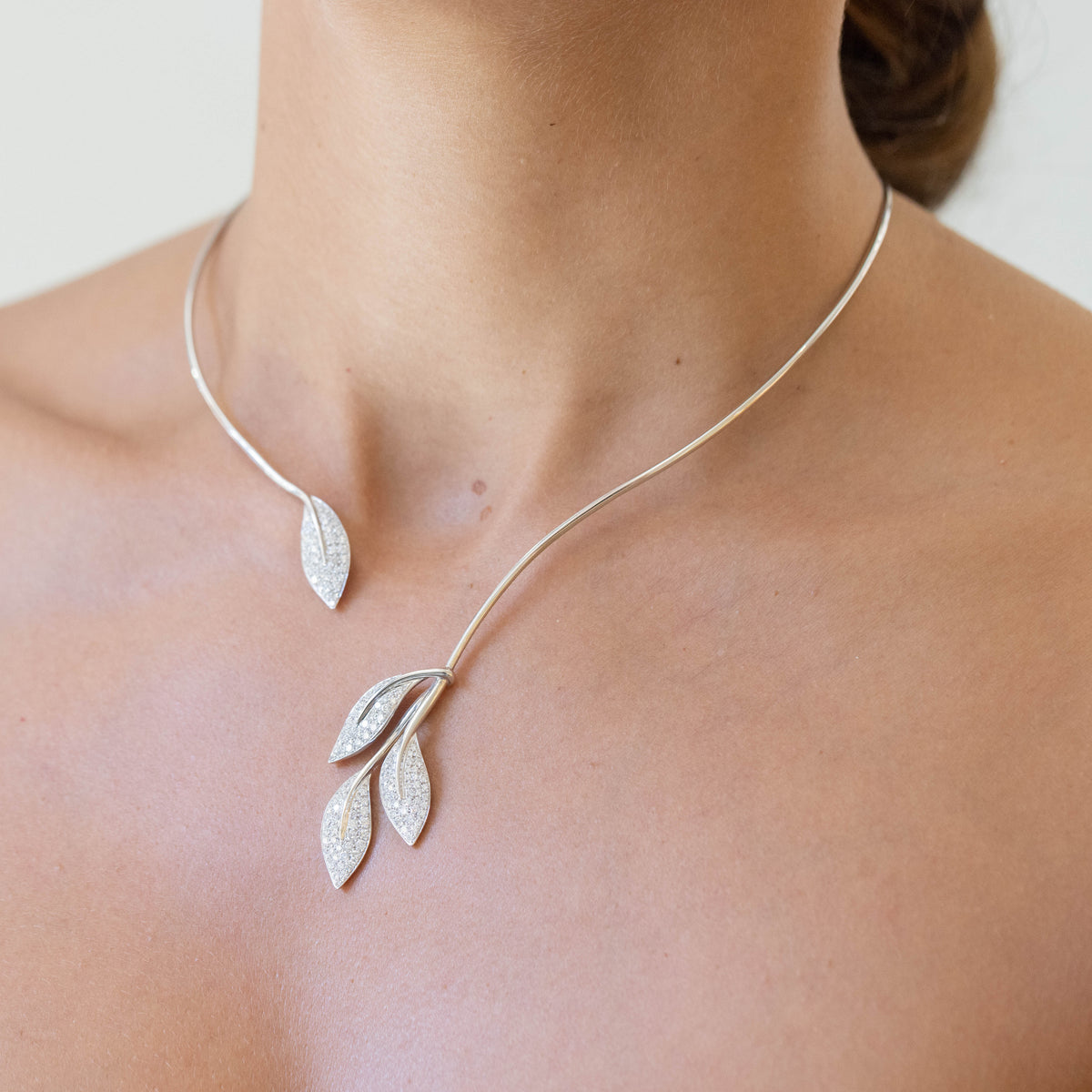 Collier Fantasia Golden Leaves Necklace in 18KT White Gold and Diamonds