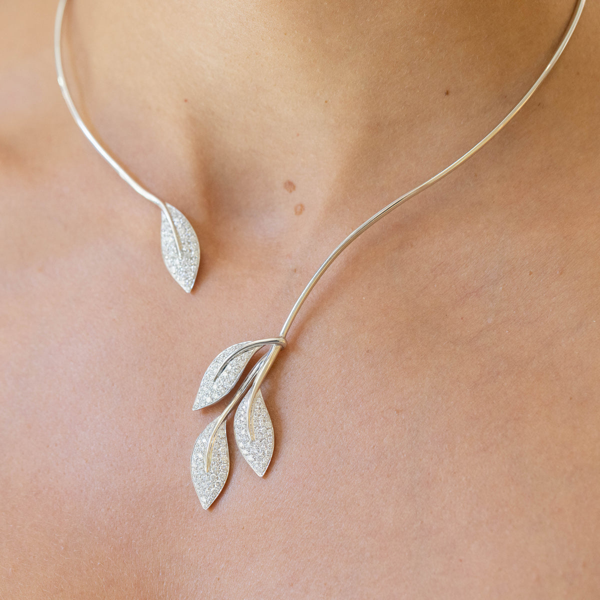 Collier Fantasia Golden Leaves Necklace in 18KT White Gold and Diamonds