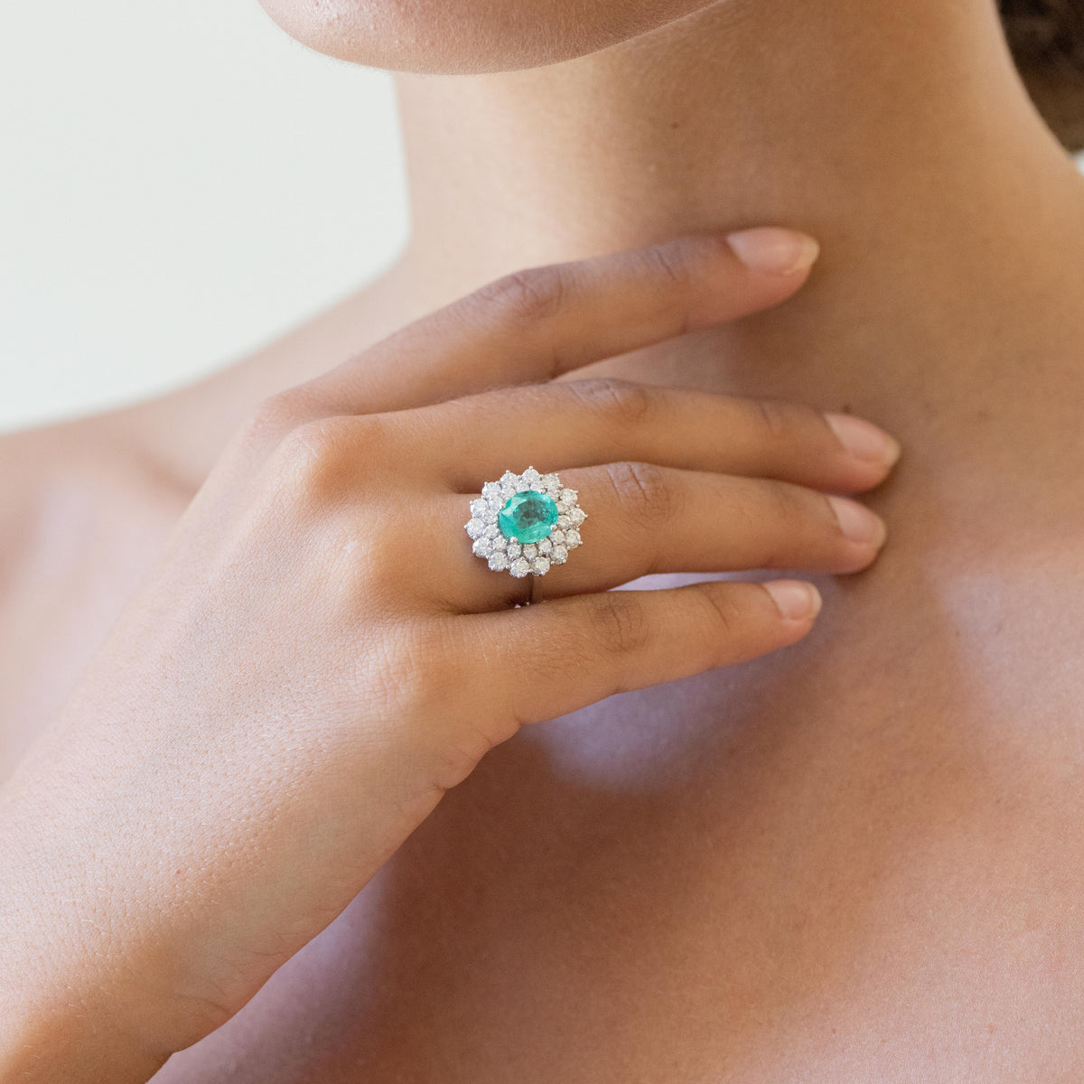 (Due Varianti) Anello in Oro Bianco 18KT con Smeraldo Centrale e Doppio Contorno di Diamanti