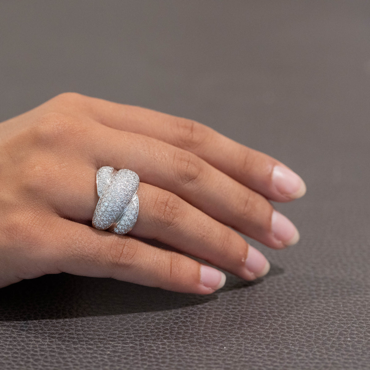 Anello Fascia Intreccio d'Amore in Oro Bianco 18KT con Diamanti Taglio Brillante