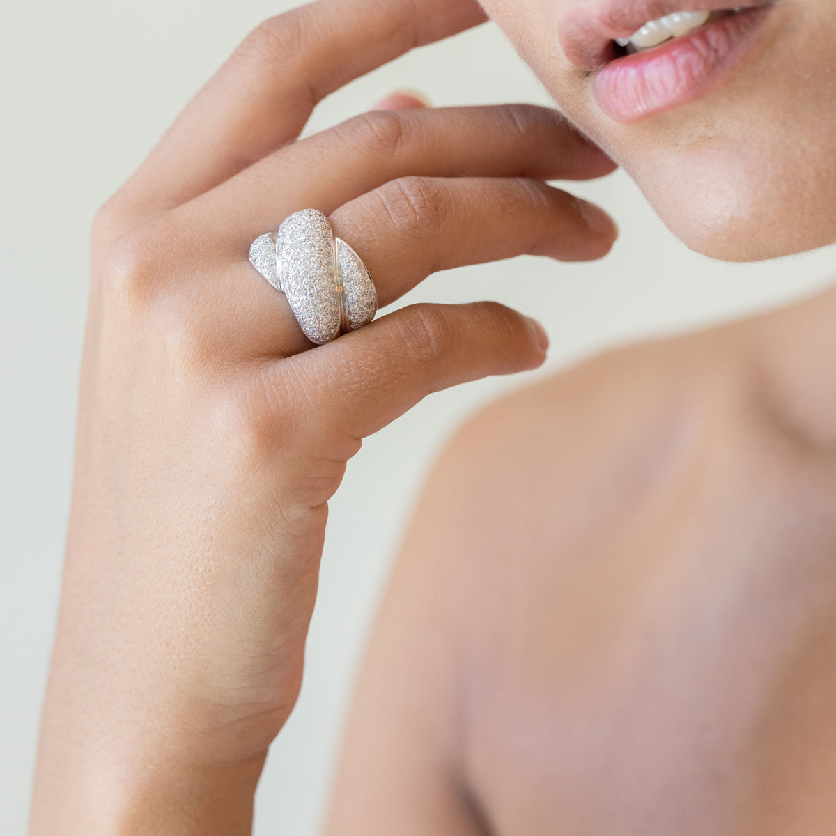 Anello Fascia Intreccio d'Amore in Oro Bianco 18KT con Diamanti Taglio Brillante