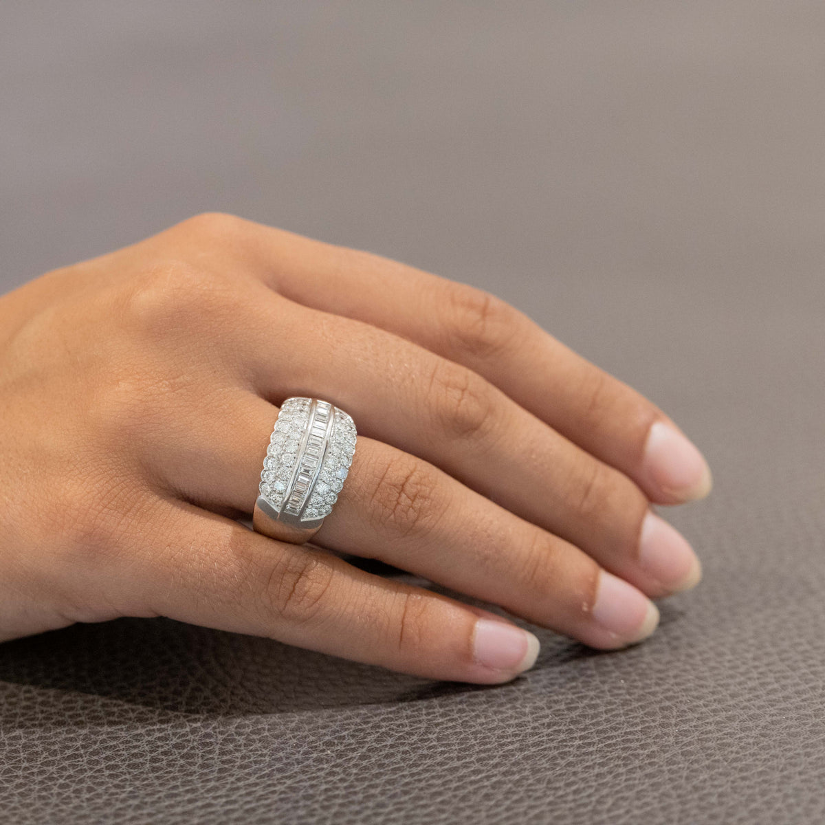 Anello Fascia in Oro Bianco 18KT con Diamanti centrali Taglio Baguette e Diamanti laterali Taglio Rotondo Brillante