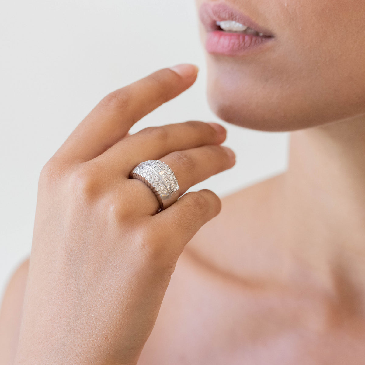 Anello Fascia in Oro Bianco 18KT con Diamanti centrali Taglio Baguette e Diamanti laterali Taglio Rotondo Brillante