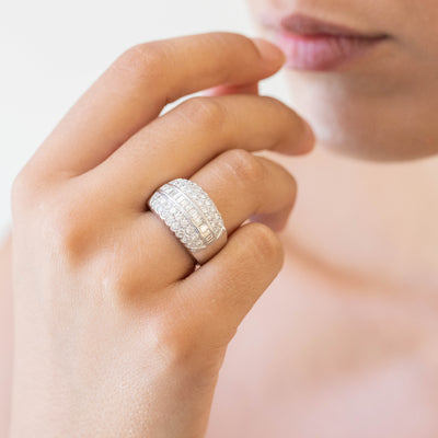 Anello Fascia in Oro Bianco 18KT con Diamanti centrali Taglio Baguette e Diamanti laterali Taglio Rotondo Brillante