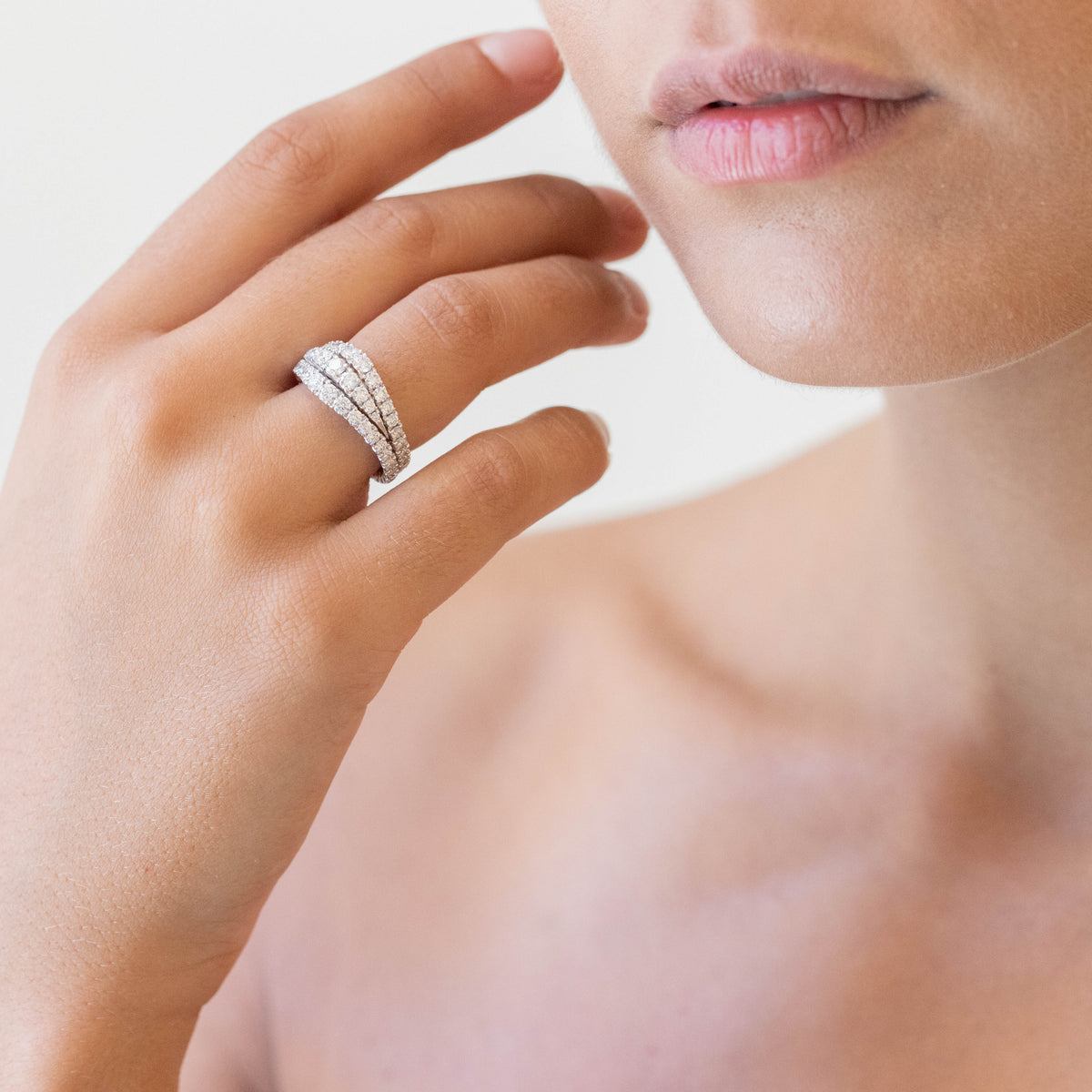 Anello Fascia in Oro Bianco 18KT con Tre Eternity in Diamanti taglio Rotondo Brillante