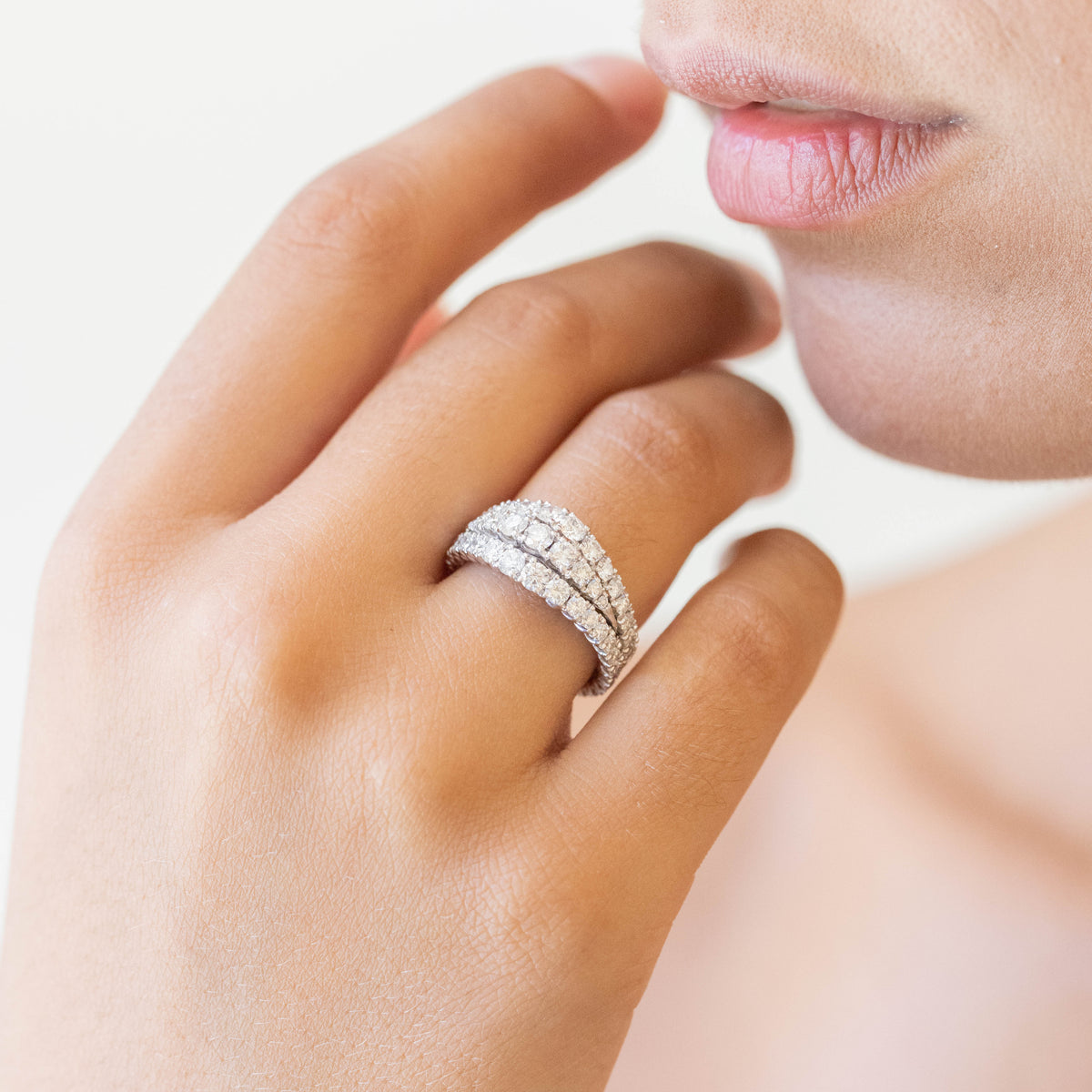 Anello Fascia in Oro Bianco 18KT con Tre Eternity in Diamanti taglio Rotondo Brillante